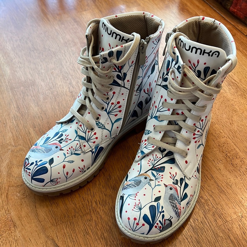 Gorgeous combat boots!